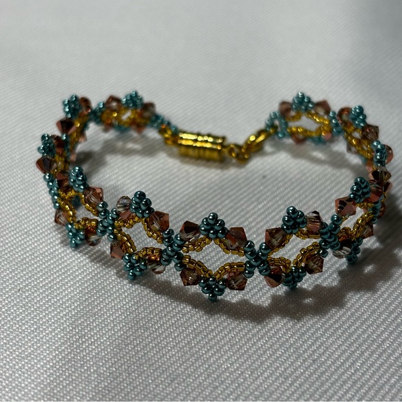Artisan Handmade beautiful bicone and seed bead bracelet. - Picture 4 of 9